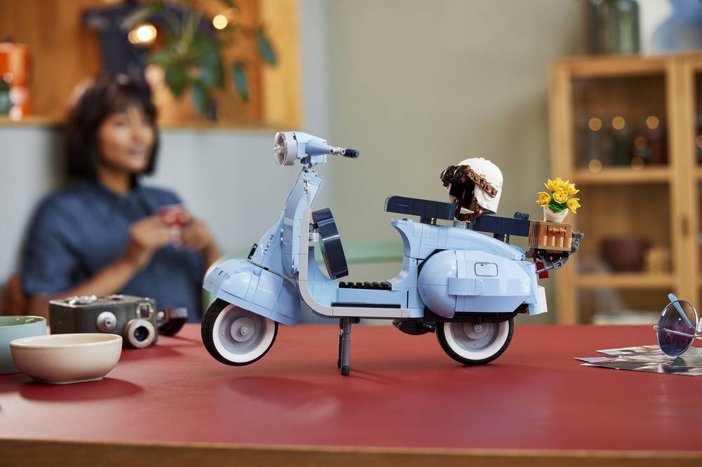 lego vespa LEGO e Vespa celebrano il Made in Italy con il nuovo set LEGO VESPA 125